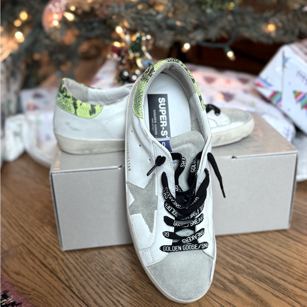 ✨Golden Goose Superstar Sneakers
•	Size: EU 42 (mens 9/women’s 11)